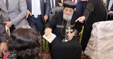 فرحة فى الكاتدرائية.. البابا تواضروس الثاني يوزع كحك وبسكويت على المهنئين بعيد القيامة