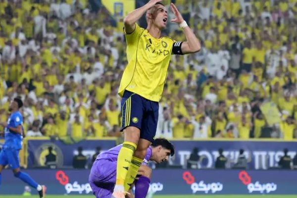 بعد التعادل في القمة أمام الهلال...هل حسم رونالدو أول لقب له مع النصر؟