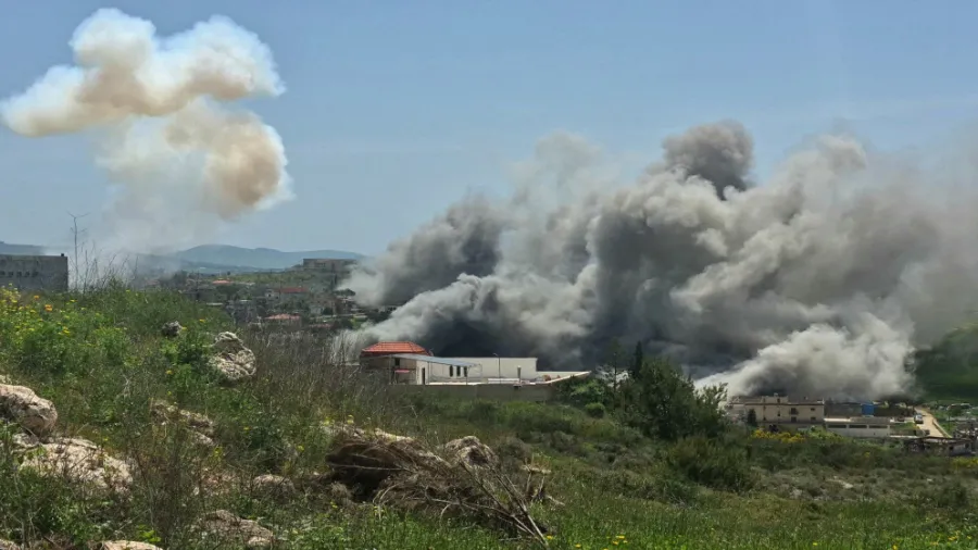 جيش الاحتلال الإسرائيلي يفجر منازل في مدينة بنت جبيل جنوبي لبنان