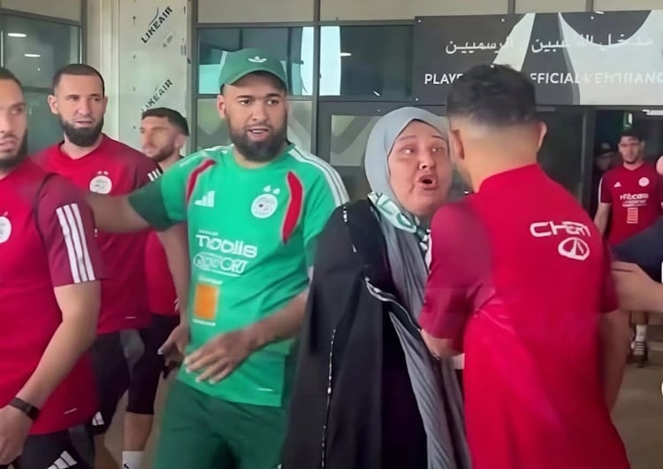 محرز يرفض التقاط صورة مع مشجعة جزائرية معروفة.. وجدل واسع على مواقع التواصل- (فيديو)