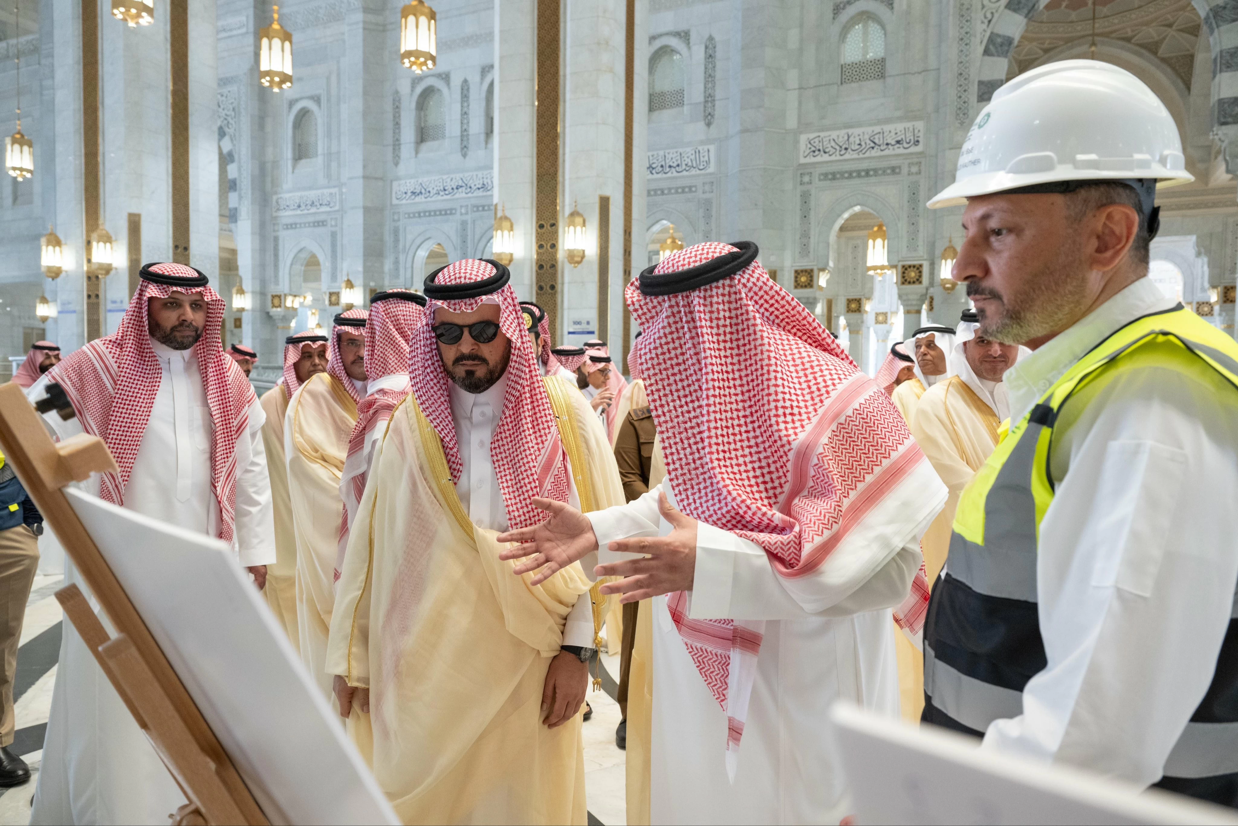نائب أمير منطقة مكة يتفقد مركز استقبال وتوجيه الحجاج بالنوارية ويزور المسجد الحرام