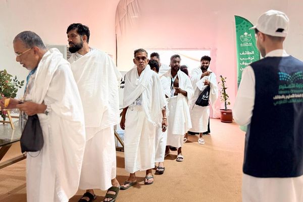 متطوعو تعليم الطائف يستقبلون ضيوف الرحمن