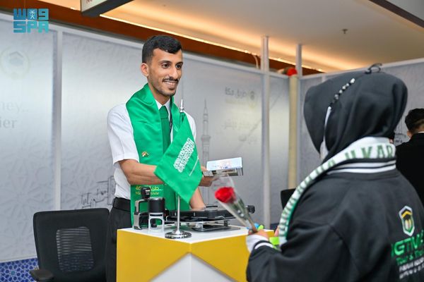 مغادرة أولى رحلات مستفيدي مبادرة "طريق مكة"