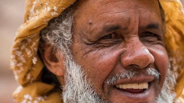 في حضرة الموت والجبال.. حكاية حكيم البادية الذي عاش للناس ورحل تاركا إرثا من الرحمة