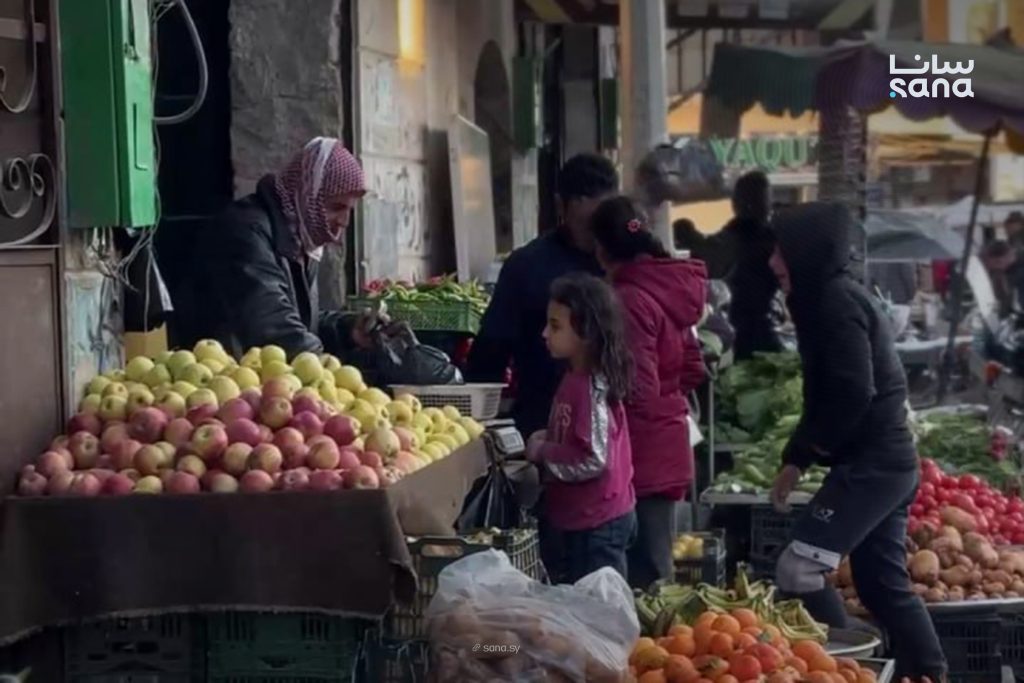 حركة الأسواق في مدينة معرة مصرين بريف إدلب قُبيل أذان المغرب