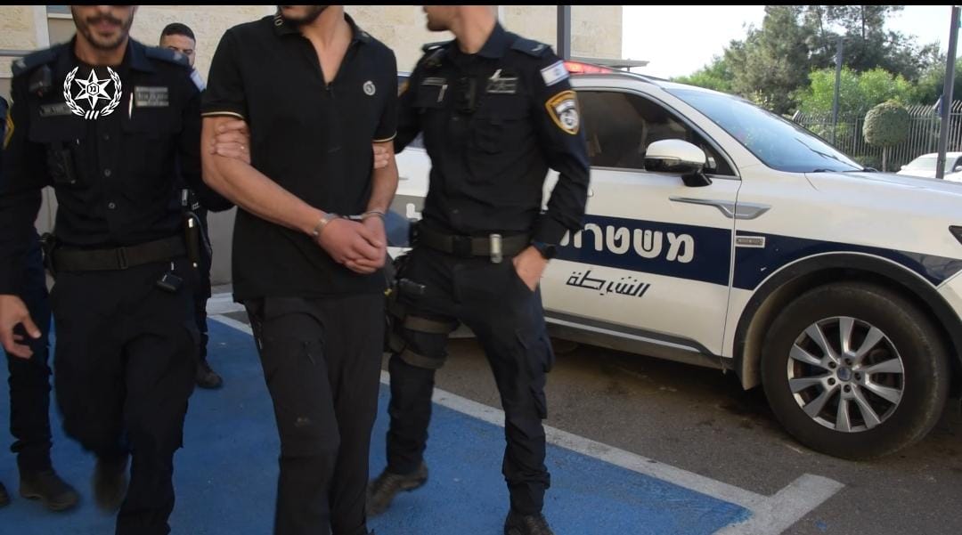 اعتقال 3 أشخاص بشبهة الابتزاز والخاوة وإلقاء قنبلة باتجاه منزل في كفرقرع