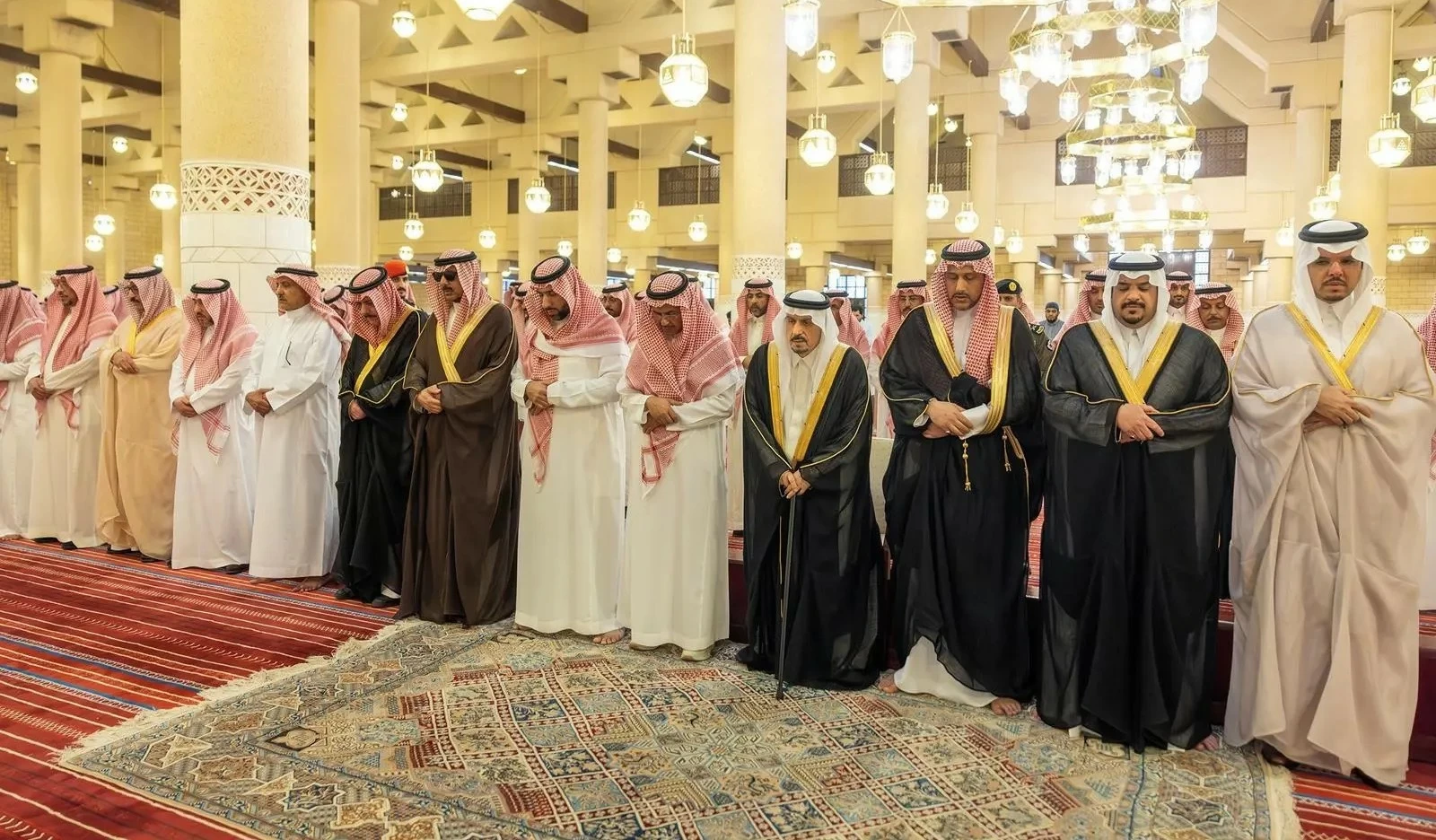 أمير الرياض يؤدي صلاة الميت على محمد بن فيصل بن محمد آل سعود