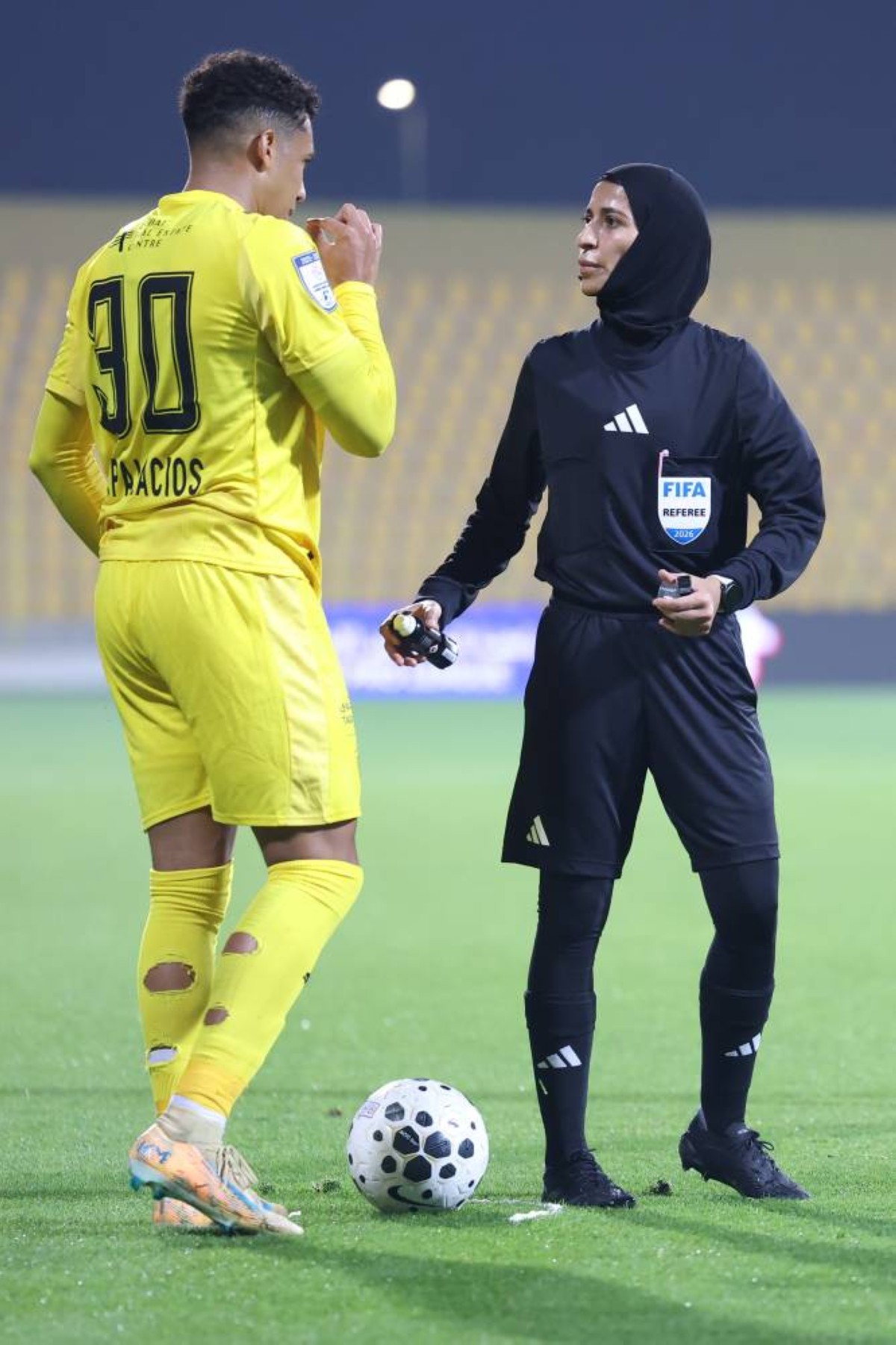 6 ركلات جزاء تشعل مدرجات الجولة 17.. والجماهير تتساءل عن الحكم الأجنبي في «ديربي أبوظبي»