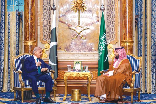 ولي العهد يلتقي رئيس وزراء باكستان