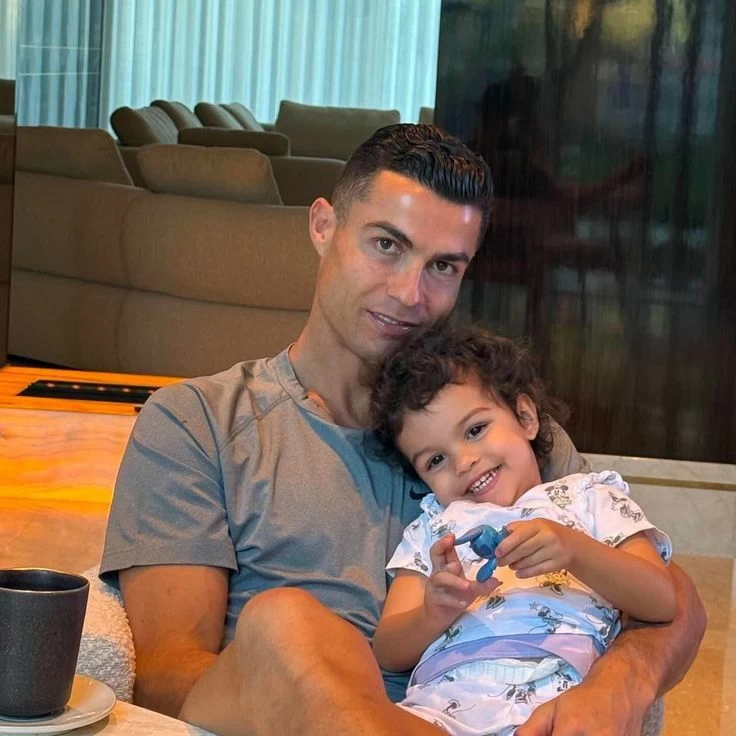 بيلا هي النجمة وكريستيانو رونالدو المعجب الأول
