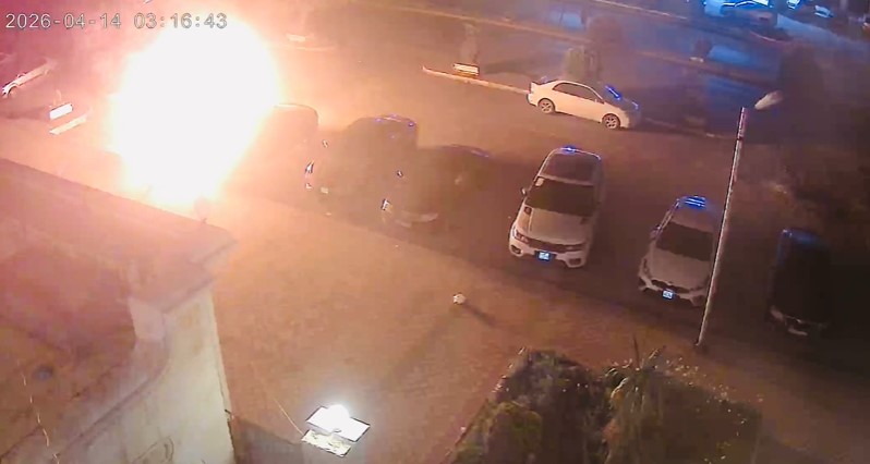 في حلب .. شاب يحرق سيارة بالبنزين بسبب خلاف مع صاحبها ! ( فيديو )