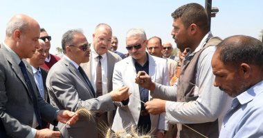 محافظ الشرقية يشهد موسم حصاد القمح بأحد الحقول فى أبو سمران