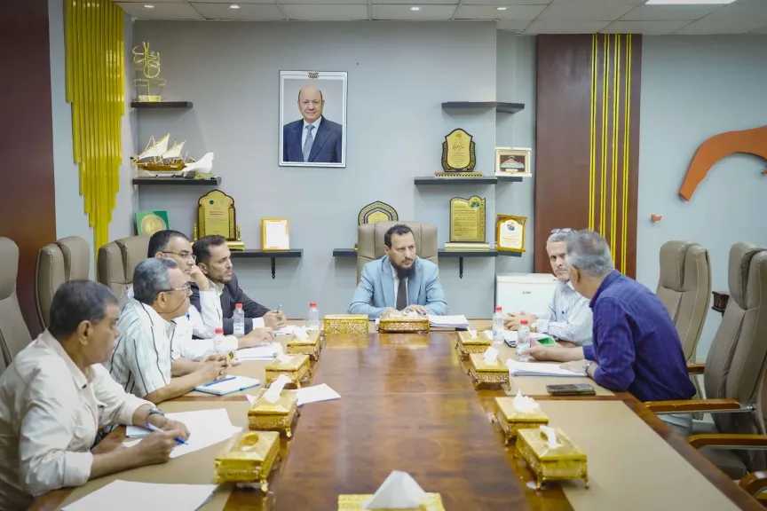 حياة آلاف السكان في خطر! محافظ عدن يكشف الحقيقة المرة عن مباني ”المعلا” ويوجه بقرار عاجل!