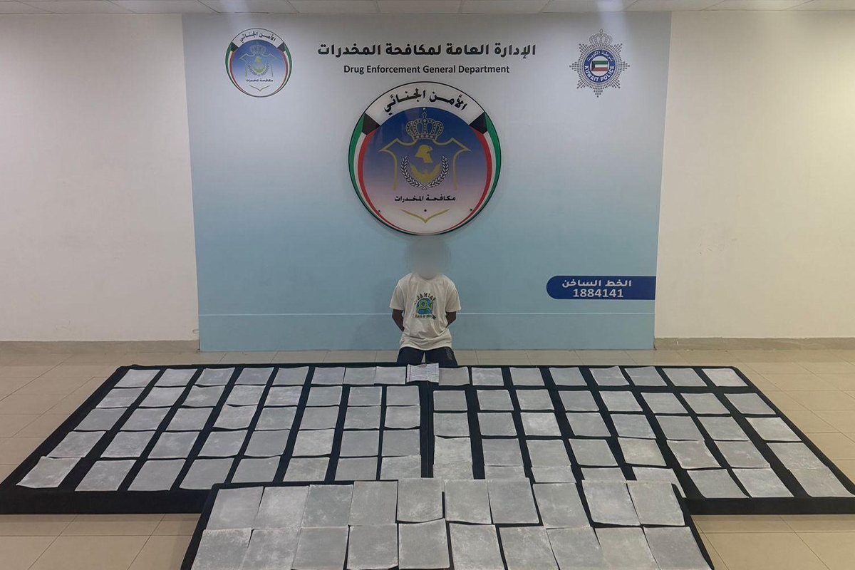 «الداخلية»: ضبط بنغلاديشي يتسلم شحنة أوراق مُشبعة بالمخدرات