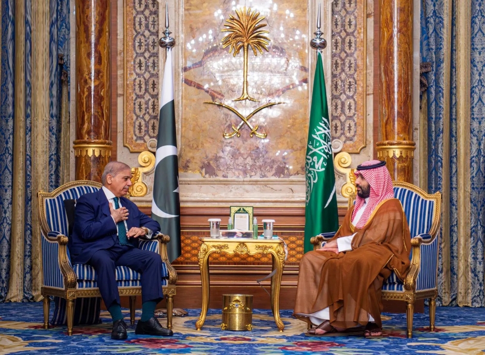 ولي العهد يبحث سبل تطوير الشراكة الإستراتيجية مع رئيس وزراء باكستان
