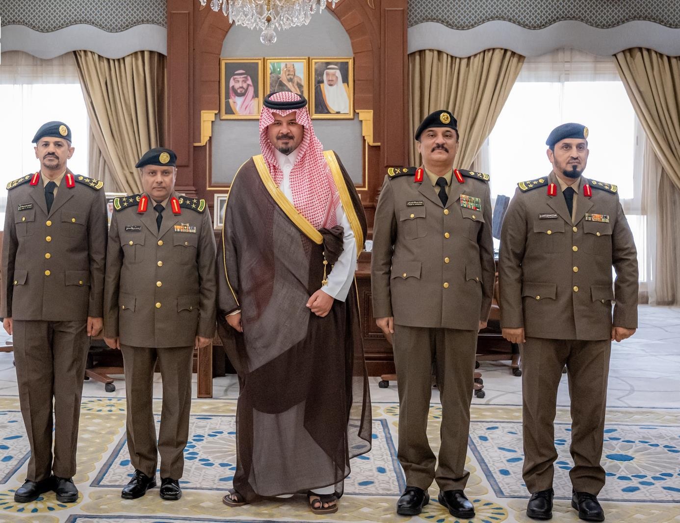 أمير المدينة المنورة يقلّد ثلاثة ضباط رتبهم الجديدة