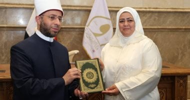 وزير الأوقاف يكرم الحاجة وفاء محمد أبو سنة تقديرًا لعطائها في خدمة القرآن الكريم