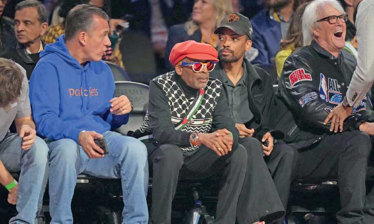 سبايك لي يرفع العلم الفلسطيني في مدرجات دوري كرة السلة الأمريكي دعماً لغزة