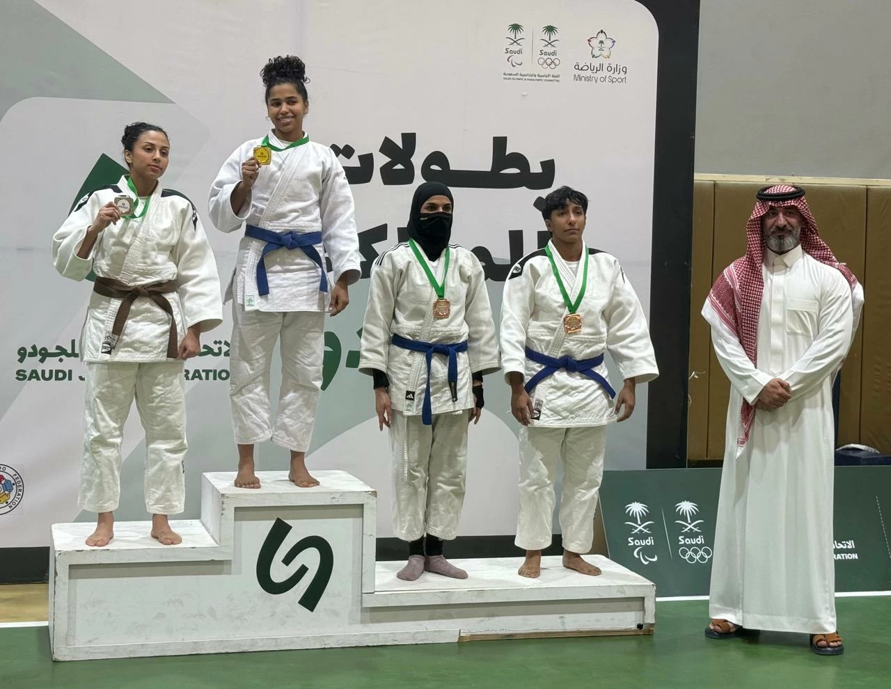 فتيات القادسية يتوشحن بذهب الجودو