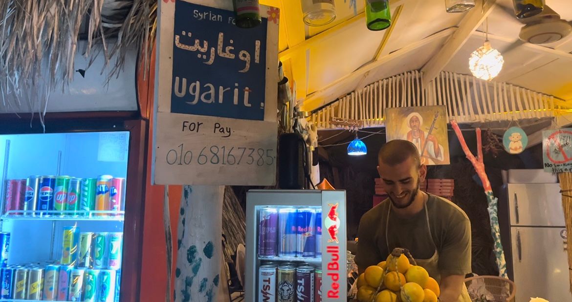 من عربة قهوة إلى أول مطعم سوري في دهب.. سليمان ورحلة نجاح على شاطئ البحر