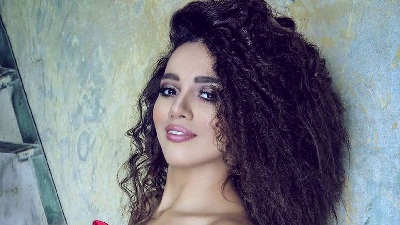 سمية درويش تفتح النار على فنانين الحلق والجونيلا: «ده بيجر للفن داهية»