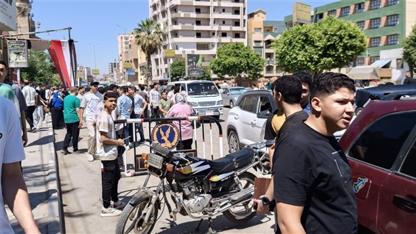 توافد طلاب الثانوية العامة بالفيوم على مقار اللجان لأداء أمتحان الكيمياء والجغرافيا