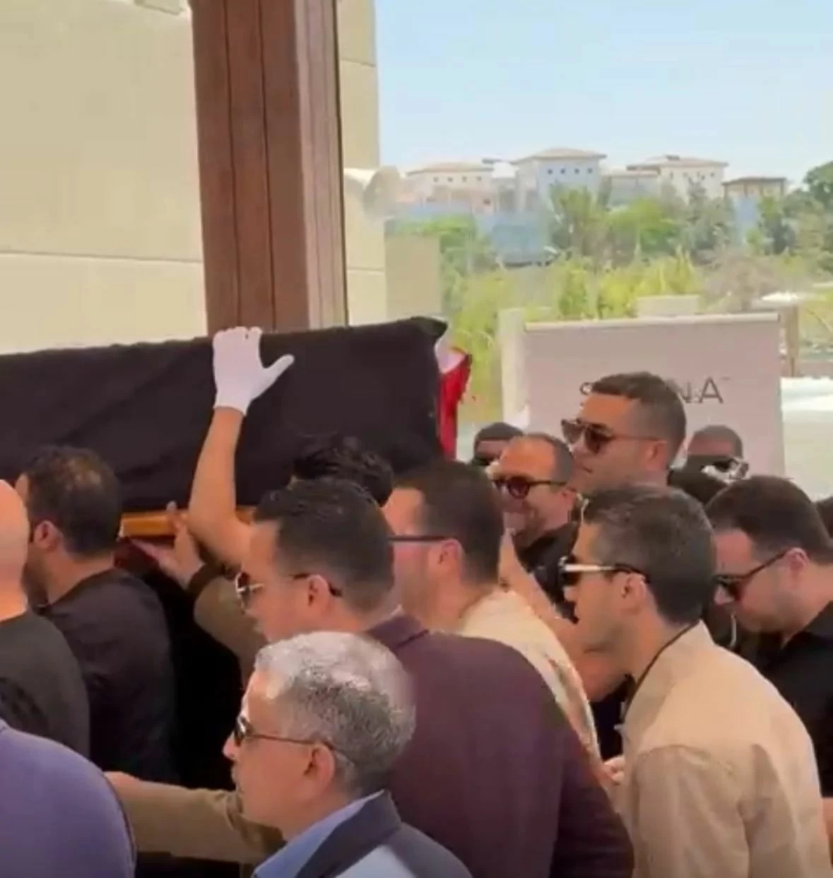 «ملفوفاً بعلم مصر».. مسيرة حب وحضور كبير من نجوم الفن في جنازة هاني شاكر