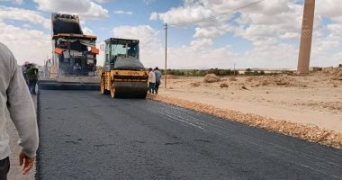 ماكينة عمل لا تتوقف لاستكمال منظومة تطوير الطرق ورفع كفاءة المناطق العشوائية بالوادى الجديد.. رصف الوصلات المتهالكة على طريق الداخلة الخارجة وازدواج طريق موط الشيخ والى وتنفيذ أعمال رصف المناطق العشوا