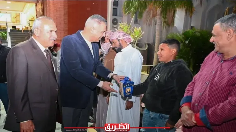 محافظ جنوب سيناء يسلم مواد غذائية لعمال مجلس ومدينة الطور ويثني على جهودهم في النظافة والتجميل