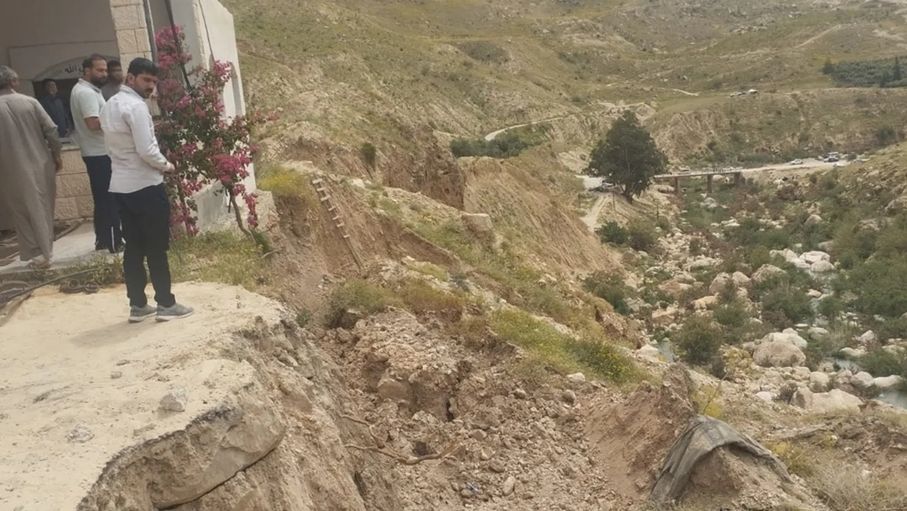 أوقاف مأدبا: إغلاق مسجد الهيدان احترازيا بسبب انهيارات ترابية أسفله