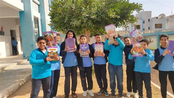 التعليم توثق التزام المدارس بتسليم كتب الترم الثاني وانتظام الدراسة| صور