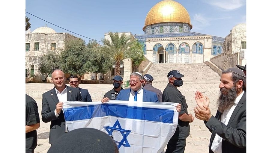 بن غفير يقتحم المسجد الأقصى ويرفع علم الاحتلال