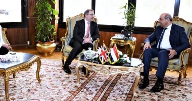 وزير الطيران المدنى يستقبل السفير البريطانى بالقاهرة لتعزيز التعاون المشترك