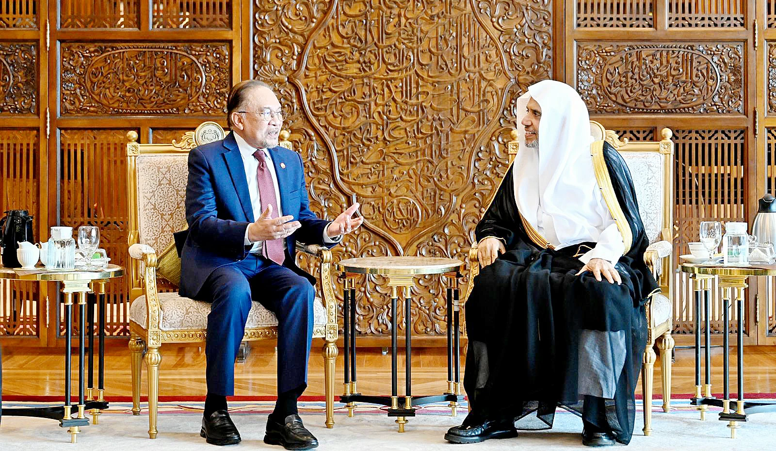 رئيس وزراء ماليزيا يستقبل العيسى ويستعرض معه تحضيرات قمّة قادة الأديان