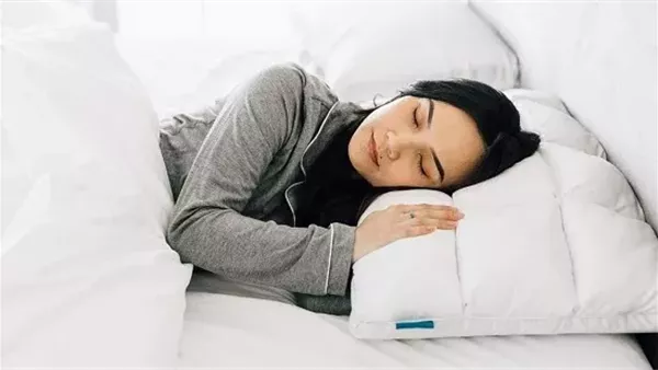 استشاري عظام يكشف عن 5 مخاطر للنوم على وسادتين بدلا من واحدة