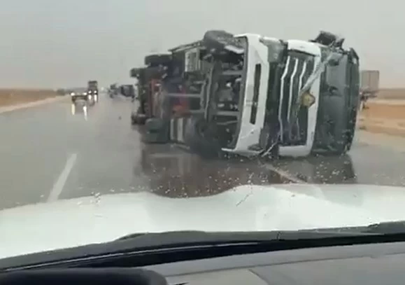 رياح هابطة تقلب شاحنات على طريق القصيم