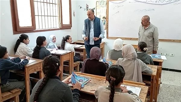 هاتولي أم رجل مكسورة.. أزمة "رغيفين عيش وكيس فول" تعيد فتح ملف إهانة من وكيل مديرية تعليم بني سويف لمديرة مدرسة