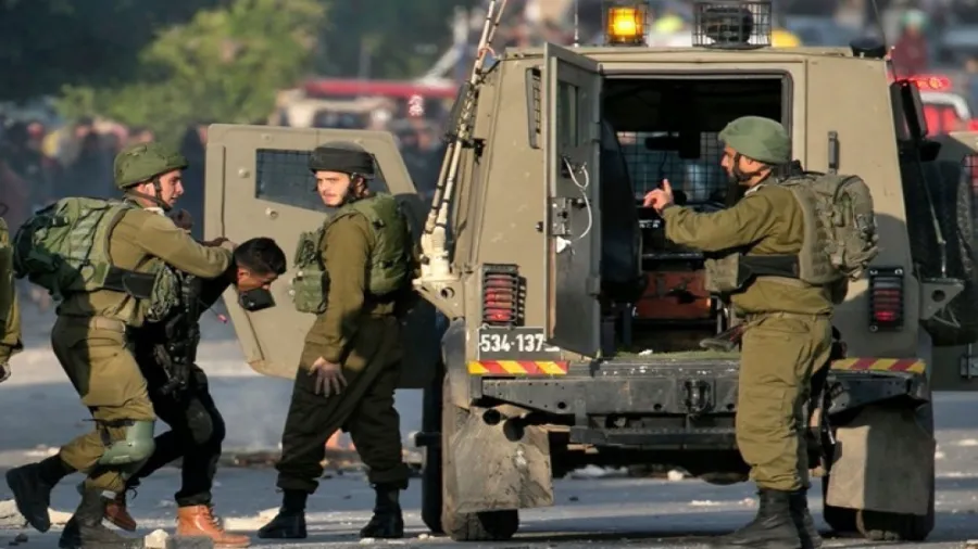 الاحتلال يشن حملة اعتقالات في الضفة ويعتقل 30 فلسطينيا