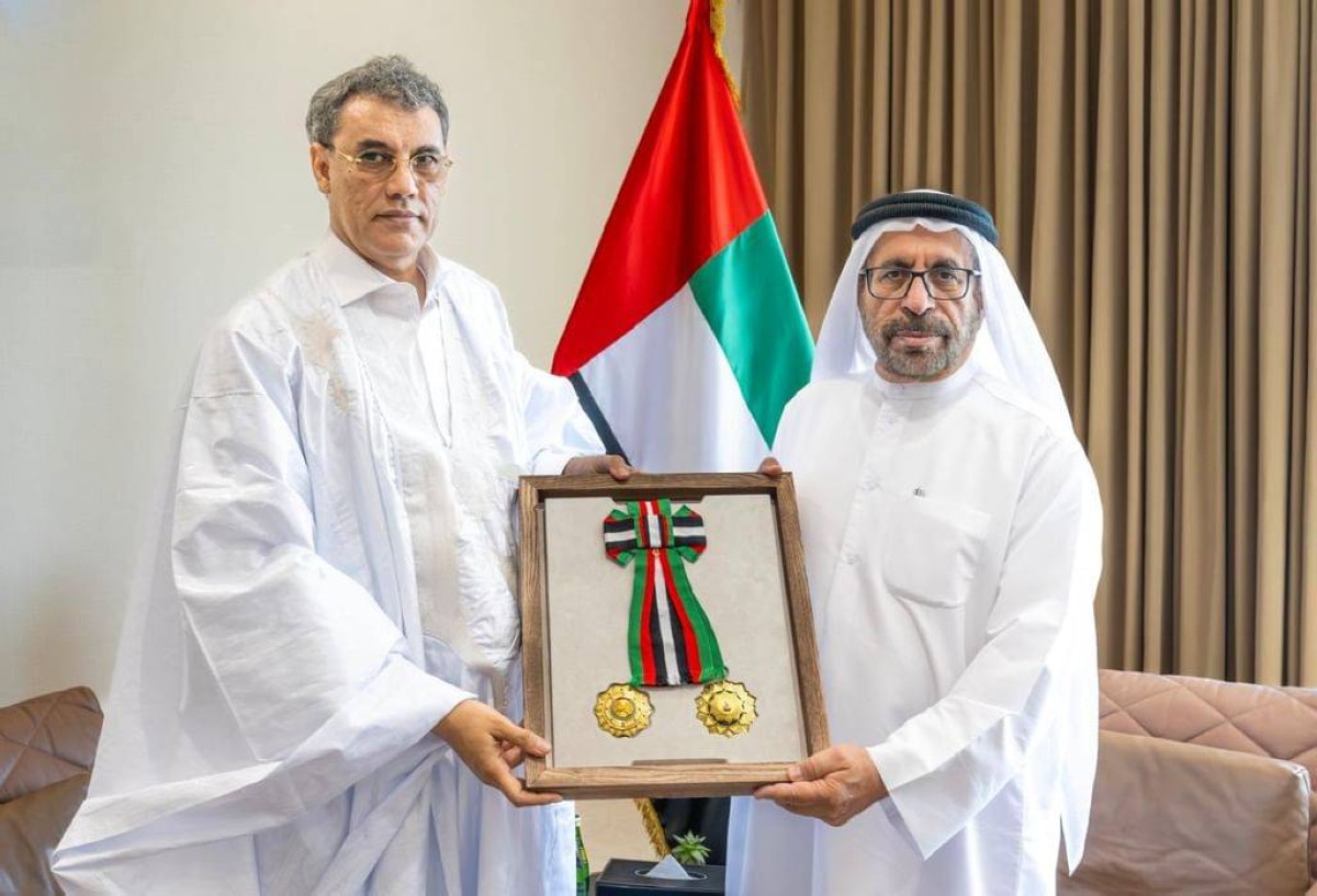 محمد بن زايد يمنح سفير موريتانيا وسام الاستقلال من الطبقة الأولى