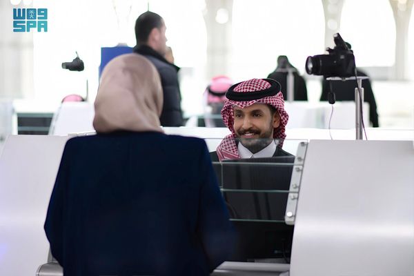 جوازات مطار الأمير محمد بن عبدالعزيز تستقبل ضيوف الرحمن القادمين للعمرة
