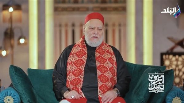 هل يجوز القراءة من المصحف أثناء صلاة "الفريضة"؟| فيديو
