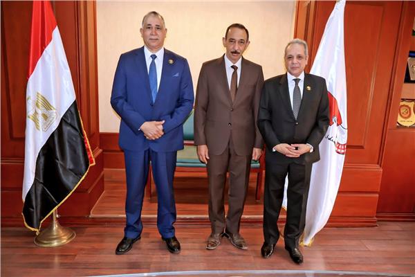 محافظ سوهاج يبحث مع نقيب المحامين سبل التعاون
