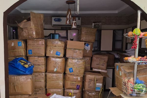 ضبط أكثر من 151 ألف قطعة من الملبوسات المقلدة داخل مواقع عشوائية في جدة