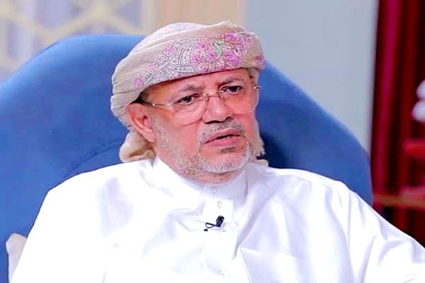 السلطان آل عفرار يجدد موقفه الرافض لمخرجات حوار صنعاء ويدعو للتمسك بإقليم المهرة وسقطرى