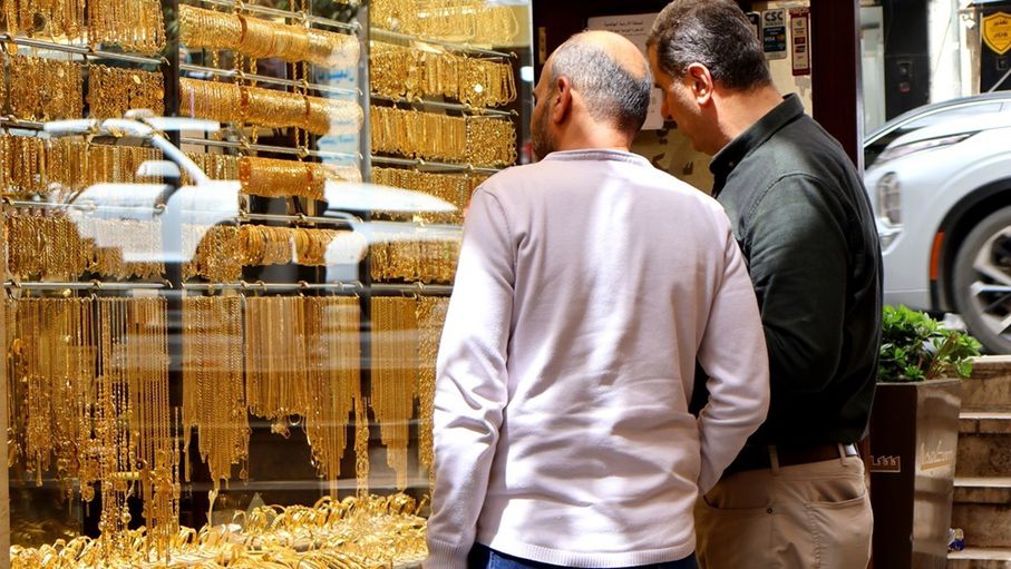 100 دينار سعر غرام الذهب عيار 21 في السوق المحلية الأربعاء