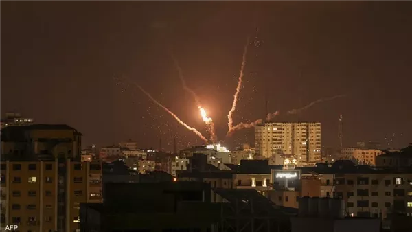 هجوم إيراني بالصواريخ على وسط تل أبيب وإسرائيل تقصف منشأة الغاز في بوشهر