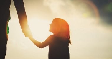تفاصيل يومية تصنع علاقة قوية بين الأب وابنته وتبنى ثقتها بنفسها