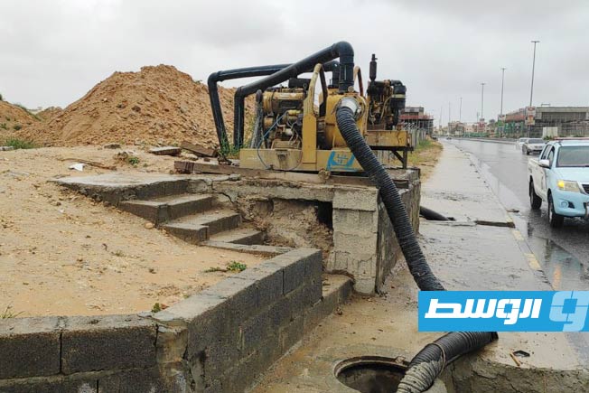 تشغيل مضخة لرفع كفاءة شبكة تصريف مياه الأمطار شرق طرابلس