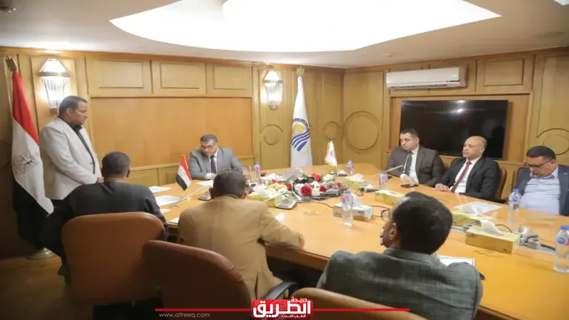 لقرابة 10 ساعات.. محافظ قنا يعقد اللقاء المفتوح للمواطنين ويبحث 355 طلباً متنوعاً