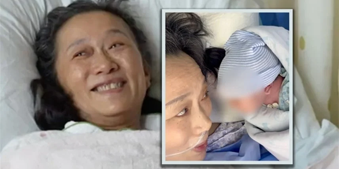 حدث طبي استثنائي.. ستينية تضع مولودها الأول لمواجهة الوحدة وتفجر جدلاً